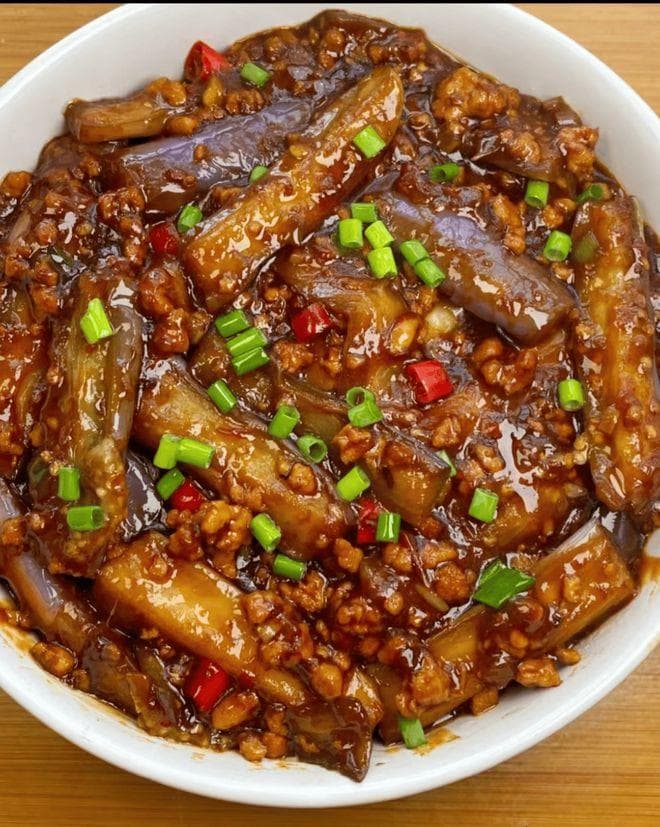 美味肉末茄子引发食客热潮，酱汁入味令人欲罢不能！