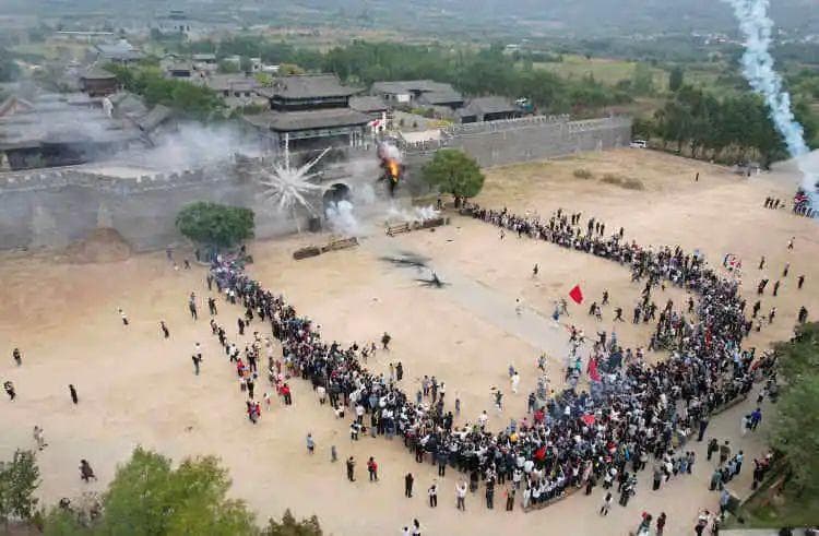 游客变演员，体验抗战剧！"跟着团长打县城" 爆火背后