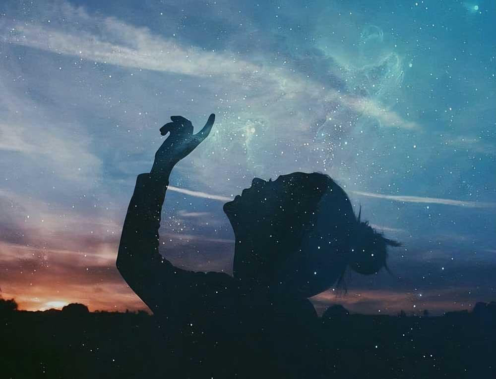 镜照现实：一部艾滋讽刺短片的深刻启示