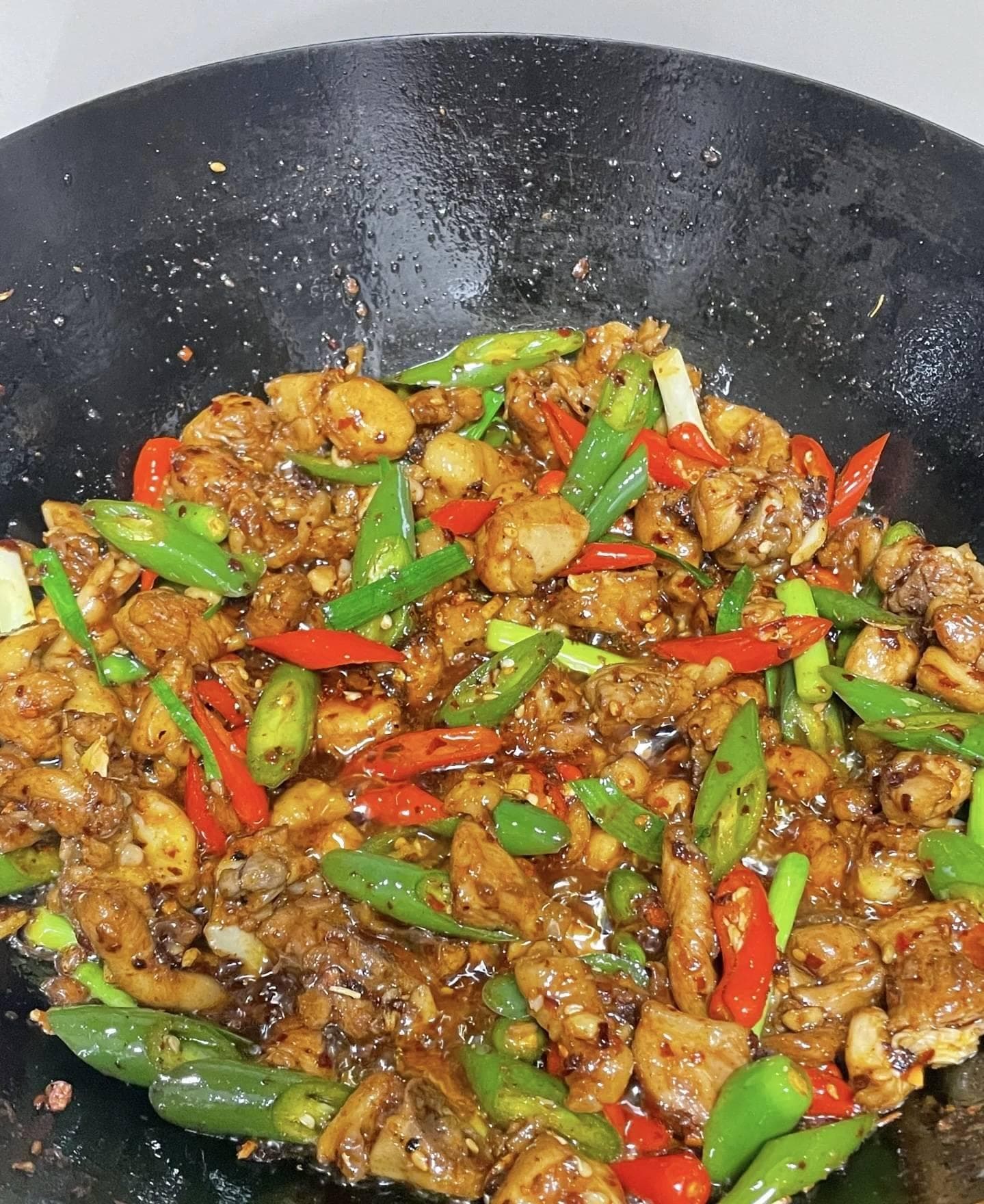 家常小炒鸡腿肉：鲜嫩多汁的秘诀，轻松掌握的美味秘籍！