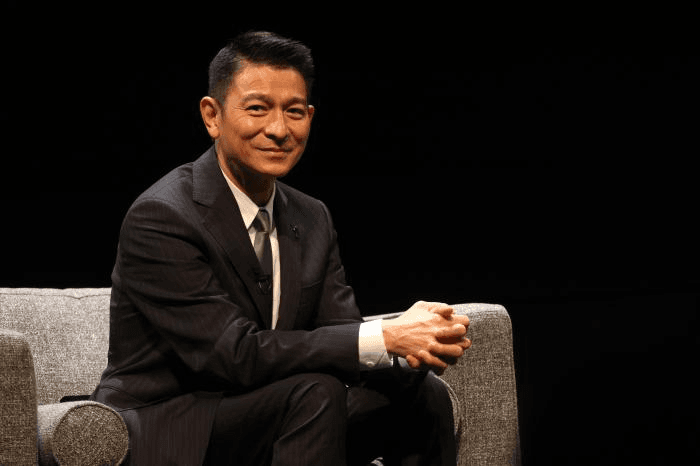 刘德华获颁银紫荆星章：演艺四十年，公益路上从未止步