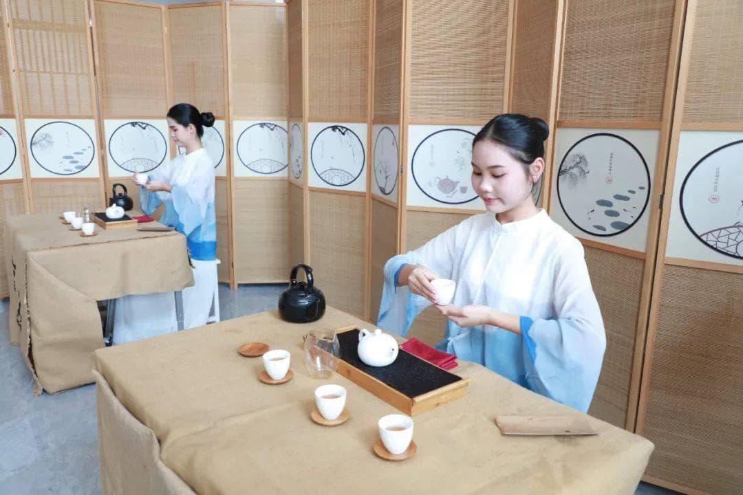 六堡茶四大特点：“红、浓、陈、醇”