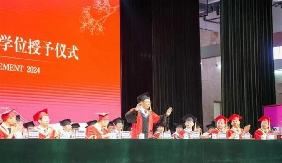 钟南山回应腿脚不便传闻：患有痛风，心肝脑肺肾都还正常，希望健康服务70年