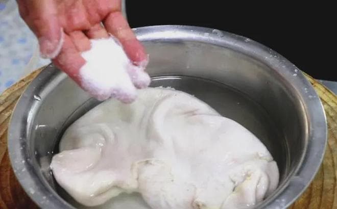 洗猪肚，加盐就错了！多加这3样，5分钟搞定，猪肚不腥不臊特干净