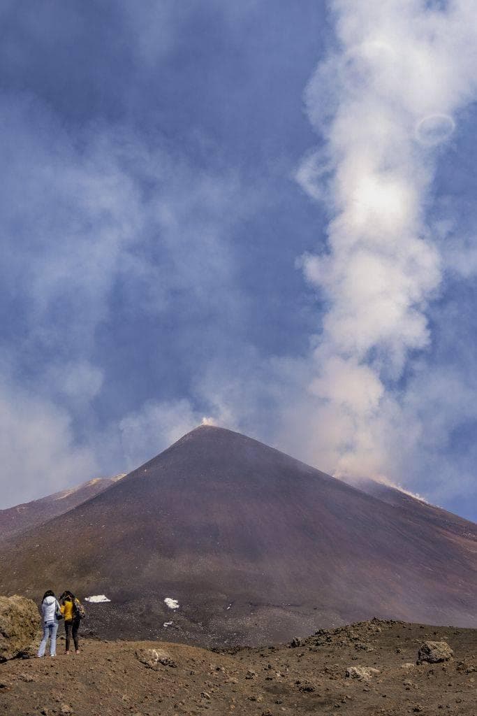 地球上喷发最频繁的火山，持续吐出白色烟圈，它这是怎么了？