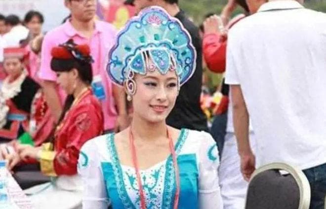 加入中国的俄罗斯族人，长相已经非常汉化，对国家有强烈认同感