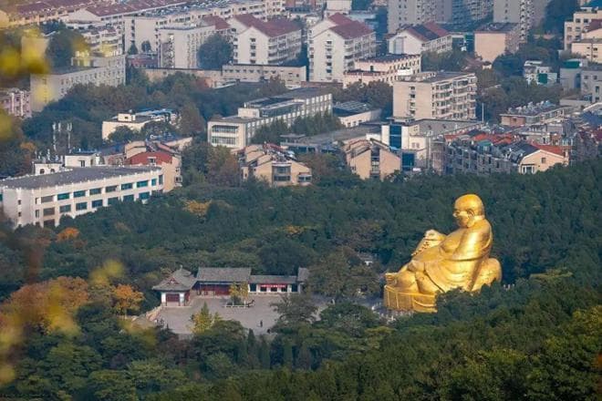 济南千佛山旅游攻略，看10层楼高的弥勒大佛，24万张金箔贴满全身