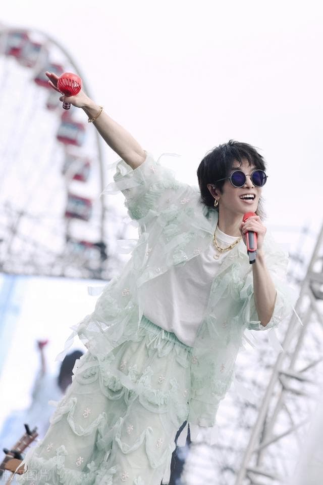 华晨宇：从校园歌手到音乐才子的蜕变之路