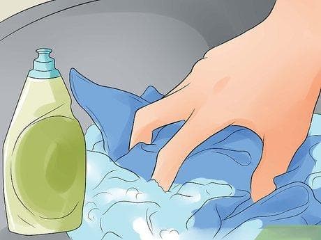 如何去除衣领周围的顽固污渍