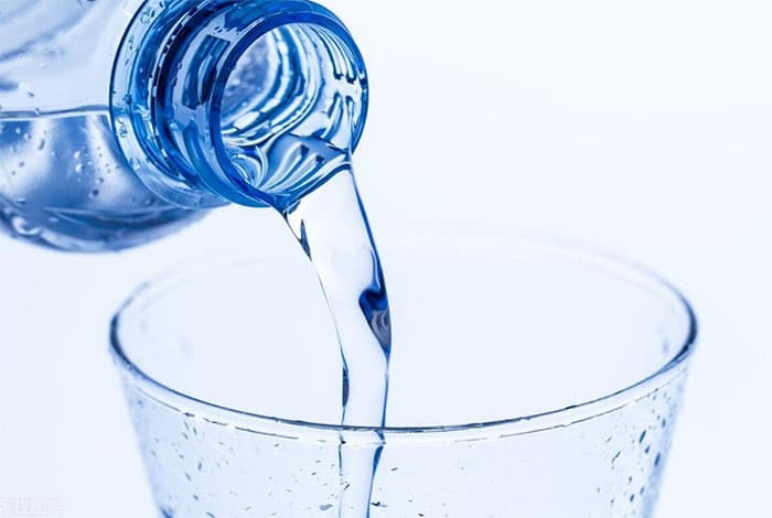 纯净水、天然泉水、矿泉水、自来水，日常饮水应该选择哪款水？