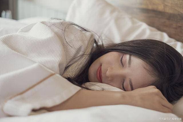 夜晚焦虑者的自救指南：如何摆脱失眠的负面循环？