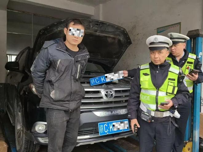 宜丰交警查获一辆套牌车！