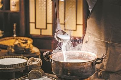 粥底火锅：翻滚的粥水保持食物原味