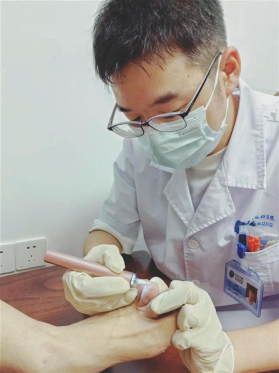 因不重视足部卫生，男子10个脚趾全部感染甲癣