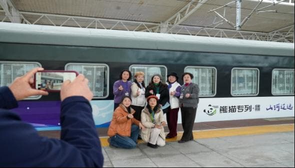 银发旅游列车：驶向多彩生活 点燃文旅活力