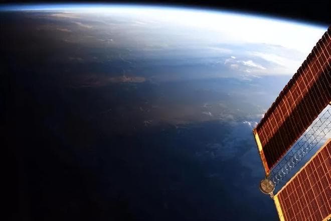 在宇宙太空中，宇航员看到的宇宙是黑夜还是白天？