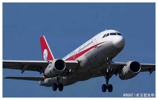 中国机长：飞机在万米高空中，挡风玻璃碎裂，128人命悬一线