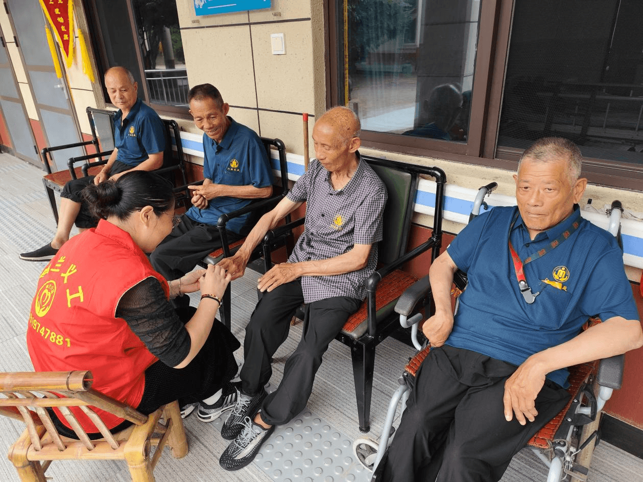 志愿敬老行 关爱传真情