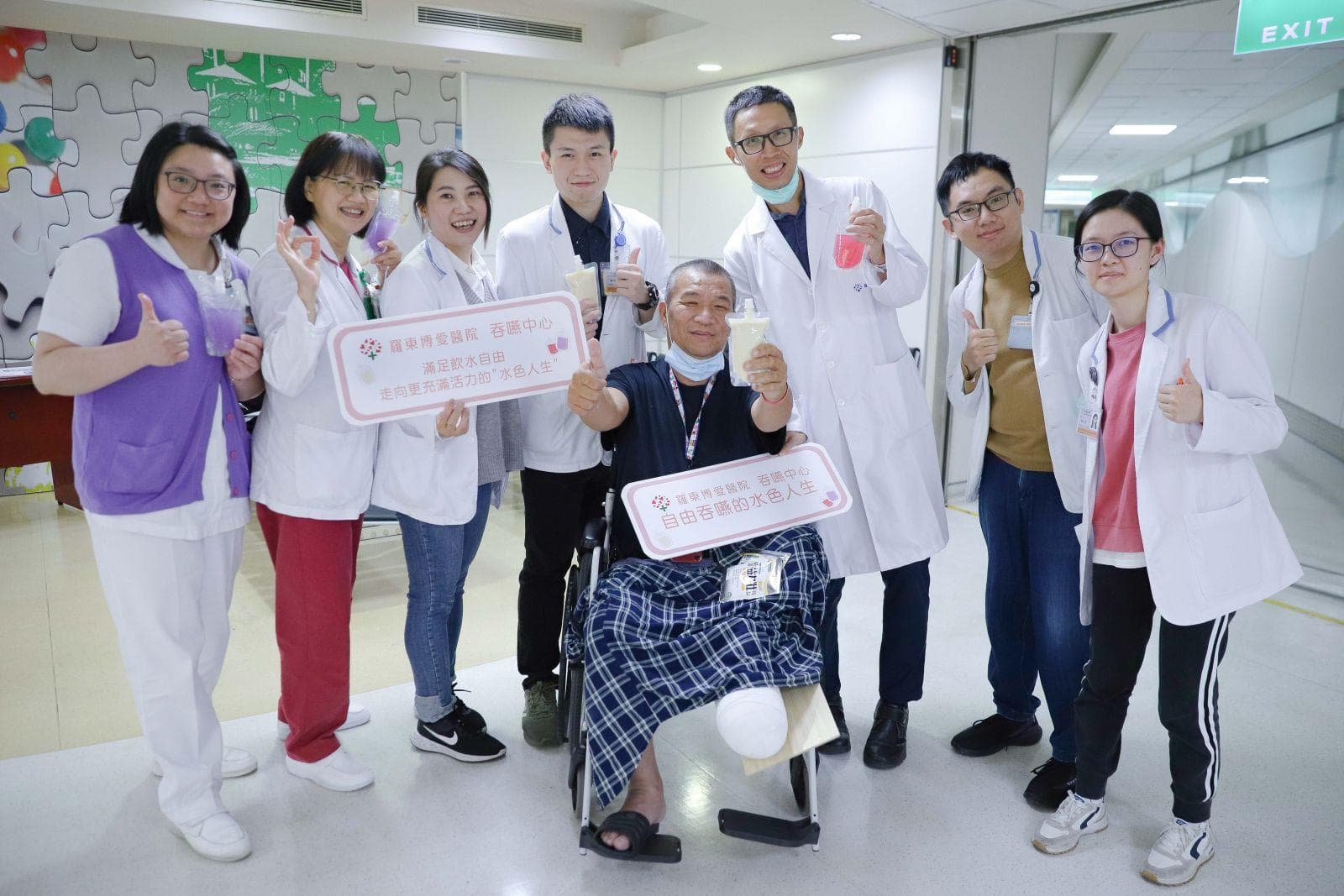 喝水常呛咳？营养师教这一招，高龄者重拾饮水自由、安全补水