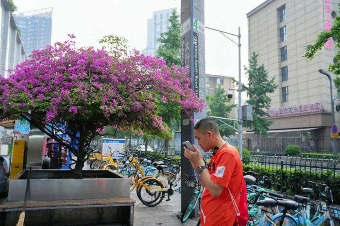 “黑暗跑团”坐地铁跑遍成都，背后是无障碍设施与服务真诚守护