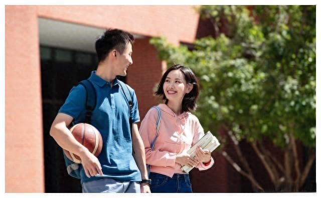 大学新生活：构建健康人际关系，打造和谐宿舍与甜蜜恋情