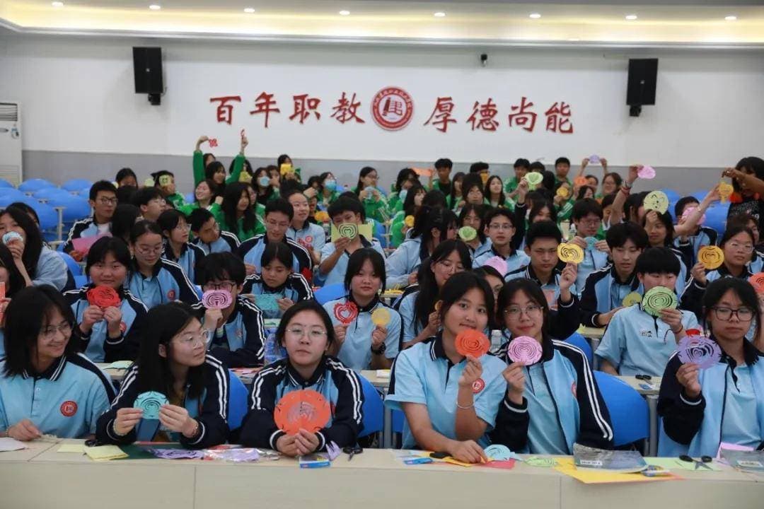 艺术大师进校园，带领大家领略非物质文化遗产苗族剪纸与刺绣的非凡魅力！