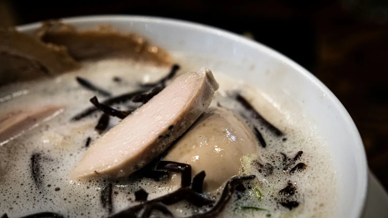 南京鸭血粉丝汤：舌尖上的金陵传奇