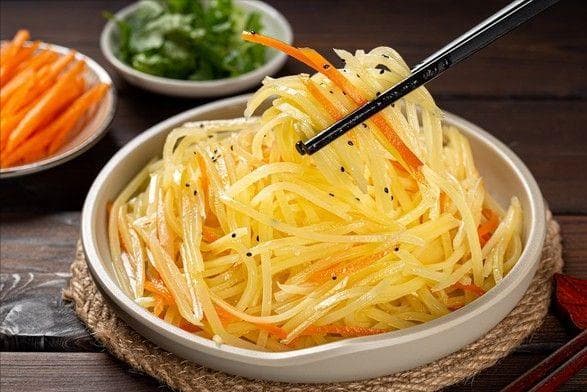 炒土豆丝，先放醋还是先放丝？顺序搞错了，难怪不脆不香，还粘锅