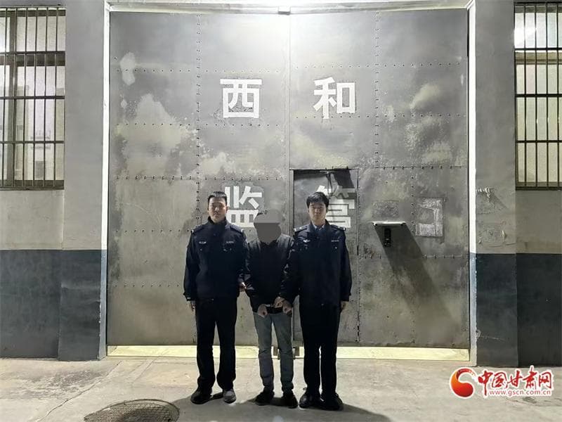 “抠脚大叔”冒充少女 自唱双簧骗财骗心