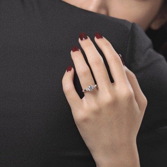 婚戒戴法完全指南：从求婚到结婚的正确佩戴方式