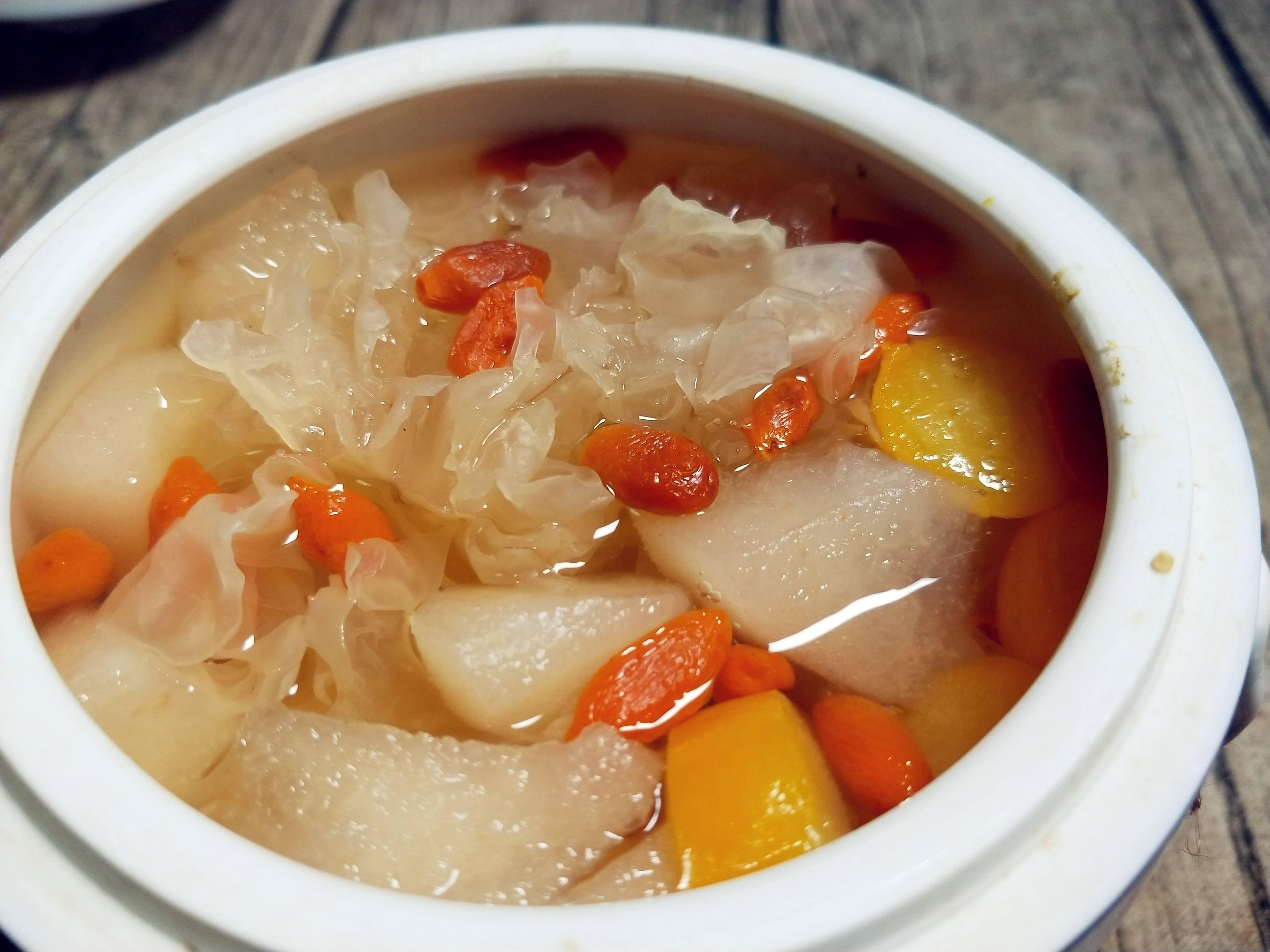 润肺止咳，冰糖炖雪梨的温馨制作教程