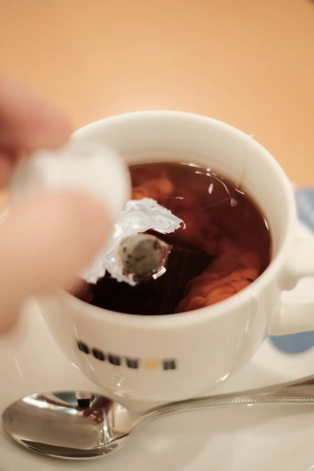 茶包浮力之谜：密度与水温的科学解析