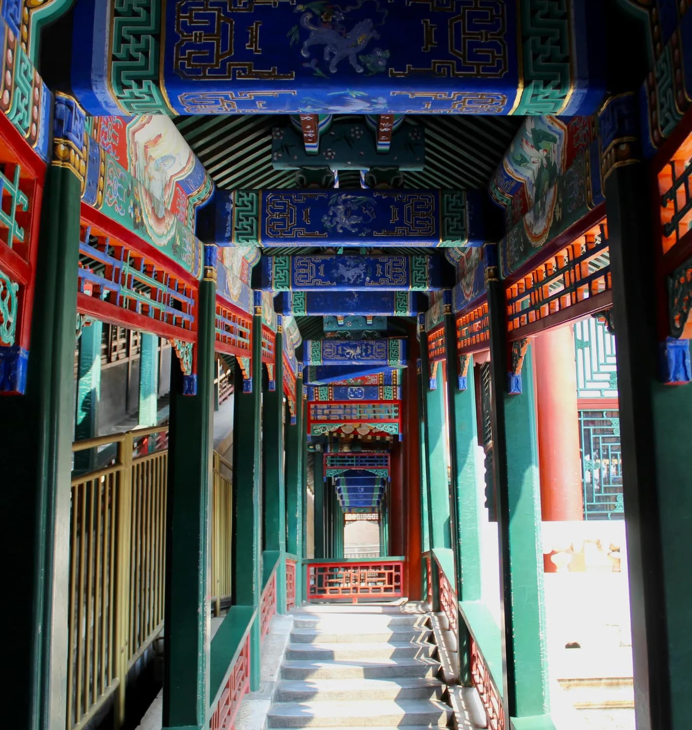 搭乘地铁4号线，轻松畅游颐和园、圆明园和北京大学！