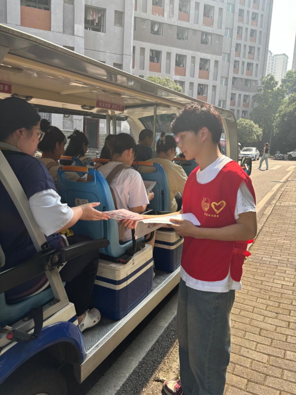 紧急时刻能救命 公交车上的这些安全设施你知道吗？
