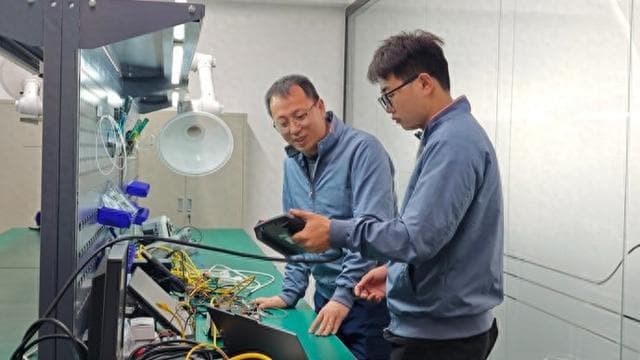 研一入学即“入职”，这群研究生“住企培养”两年半将收获什么？