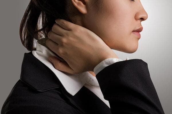 脖子上有红色的斑块是怎么回事