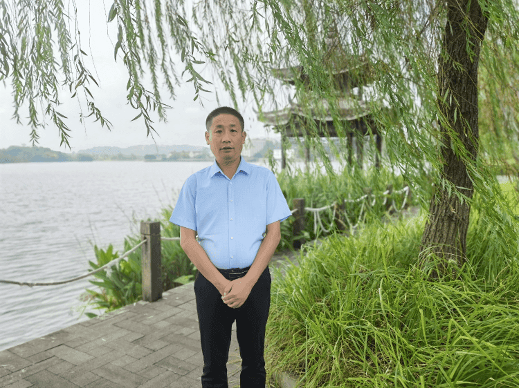 从乡村教师到“重庆市书香校长” 他用阅读之光点亮学生人生路