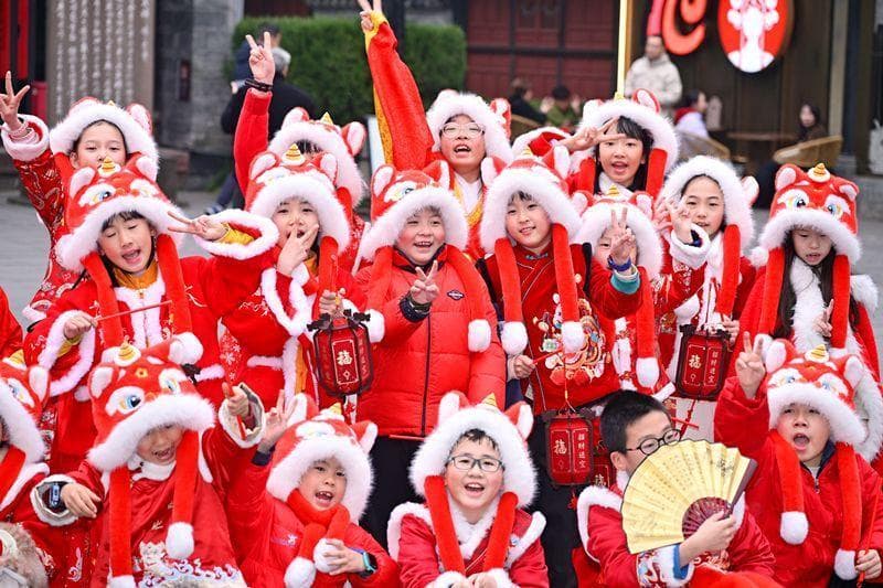 武侯祠成都大庙会 今年有了“国际小喜神”