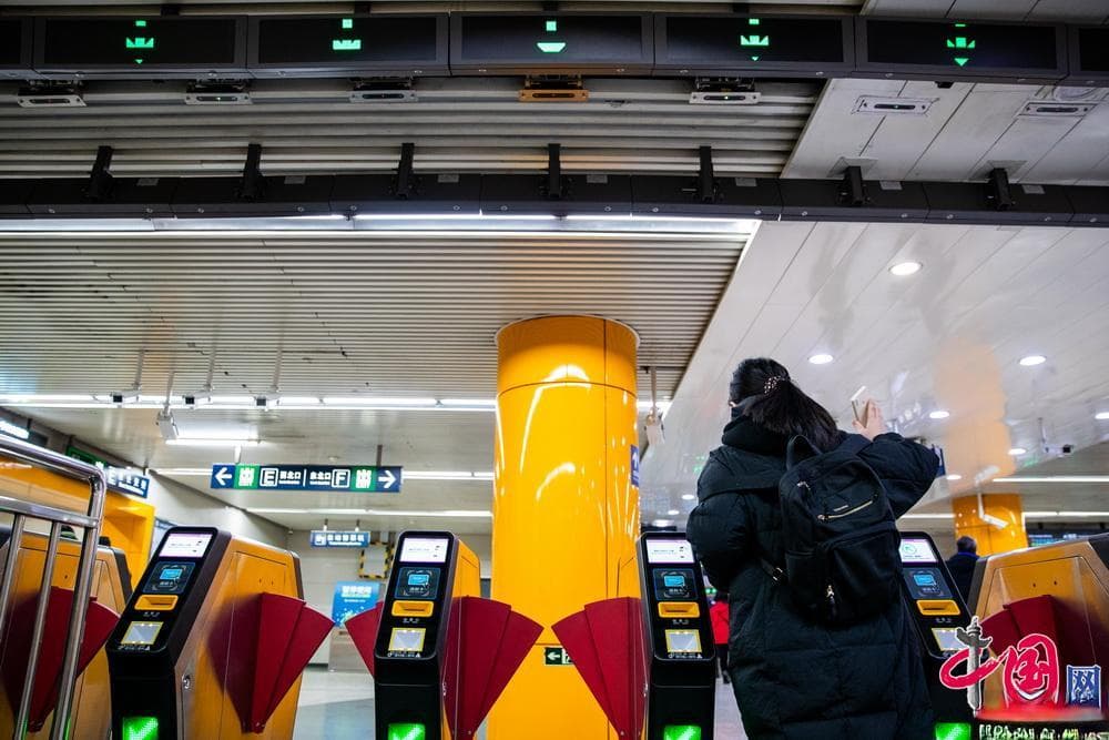 双目闸机、智能折叠门等助力北京地铁打造“智慧车站”为市民出行带来新体验[组图]