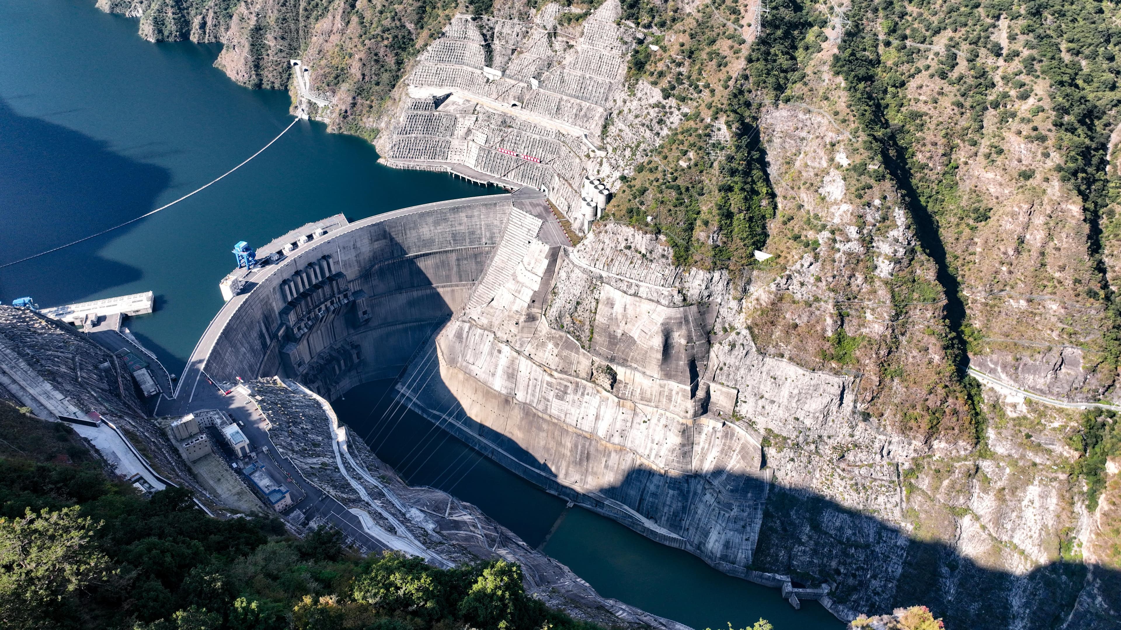 雅砻江流域水风光一体化基地累计发电量突破1万亿千瓦时