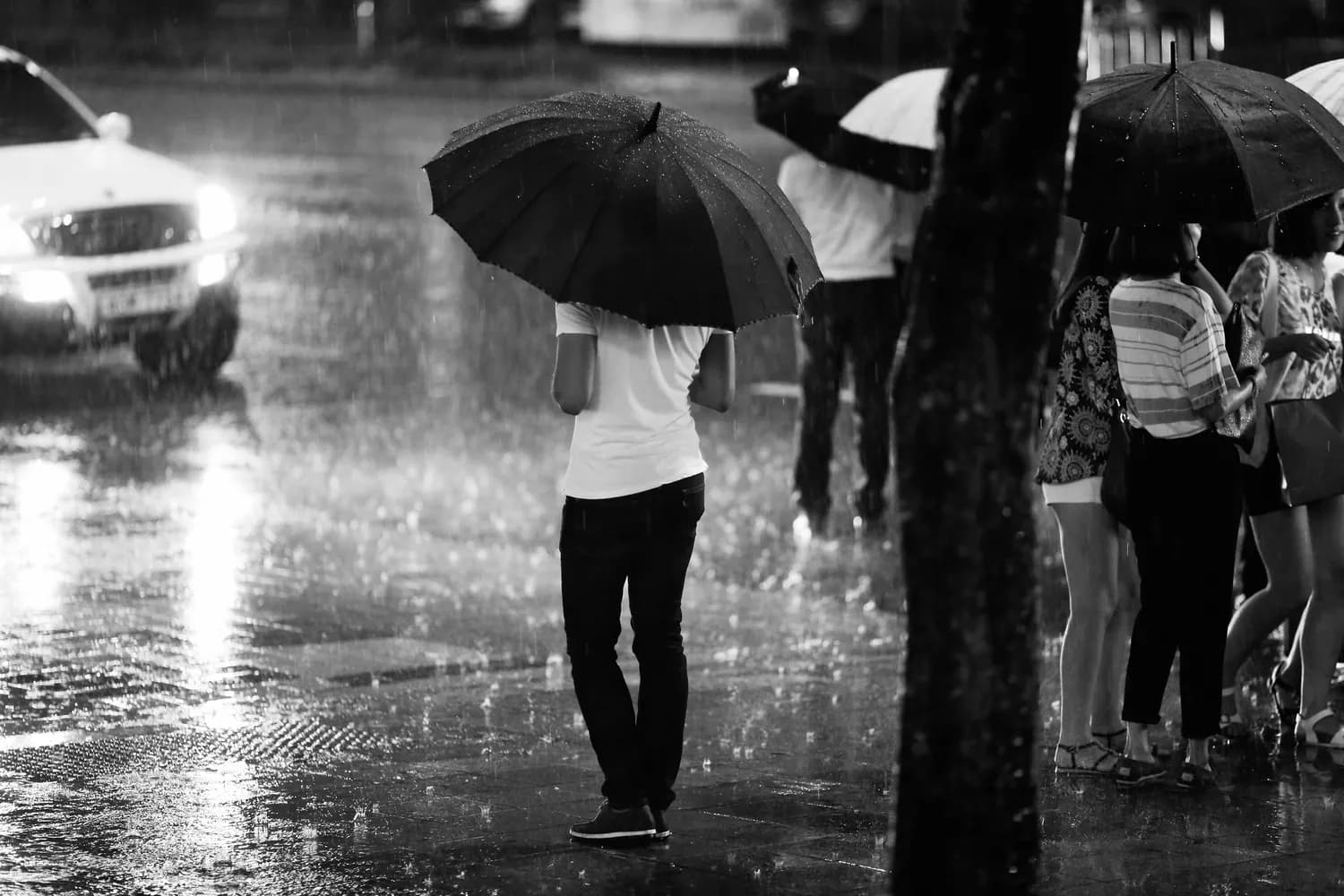 1989年张学友发行《忘情冷雨夜》，成华语乐坛经典之作