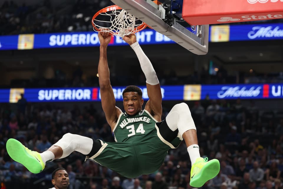 NBA常规赛：雄鹿大胜独行侠 字母29+9+9 欧文31分利拉德28分