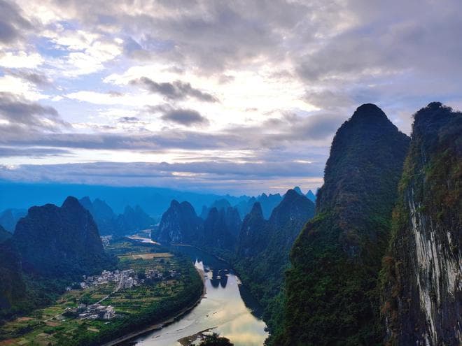 广西旅游攻略：桂林山水甲天下，各地美景与特产全攻略