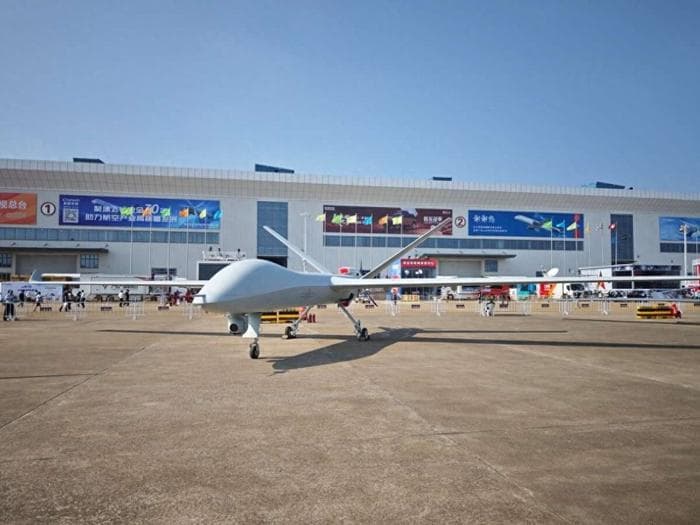 可打高超导弹！空军展示新型察打一体无人机，彩虹-9有哪些亮点？