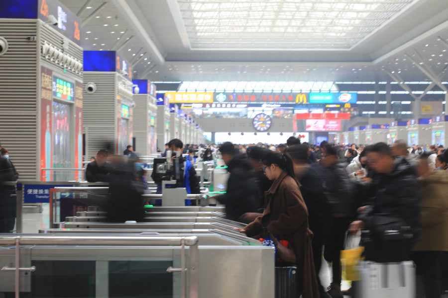 春运开启！郑州东站旅客熙熙攘攘年味浓