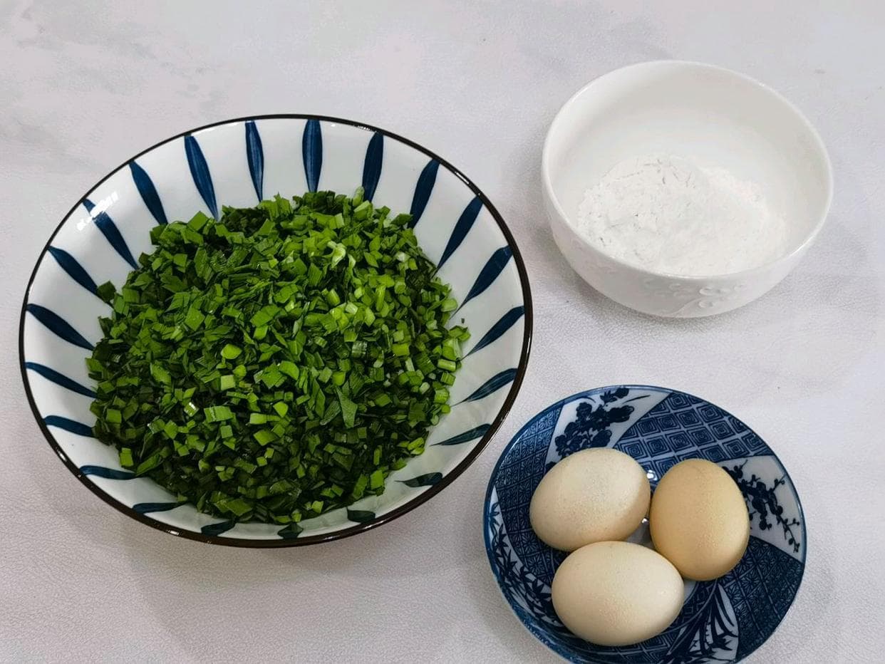 外酥里嫩的家常美味：韭菜鸡蛋饼制作详解