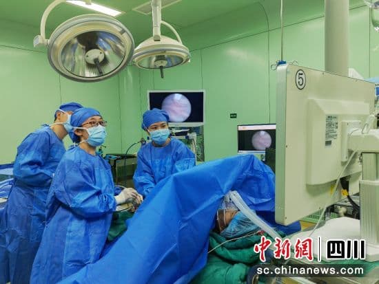 胎儿镜再立功！双胞胎遭遇“抢血”危机 孕妈手术成功脱险