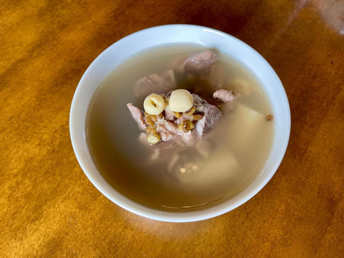 绿豆山药莲子排骨汤：夏日消暑祛湿的美味佳品