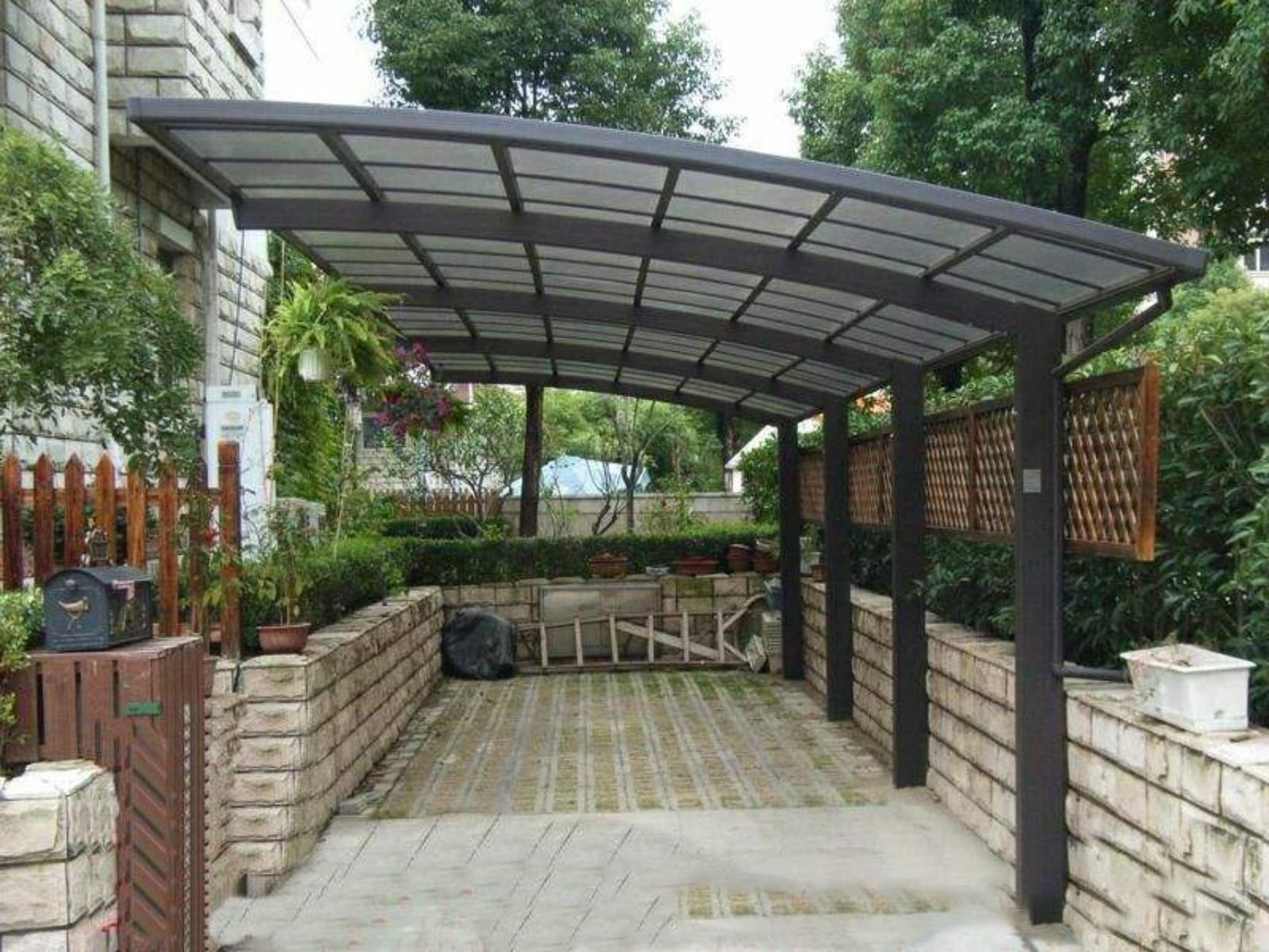 庭院露台遮阳棚材料选择指南：三种主流材料优劣分析