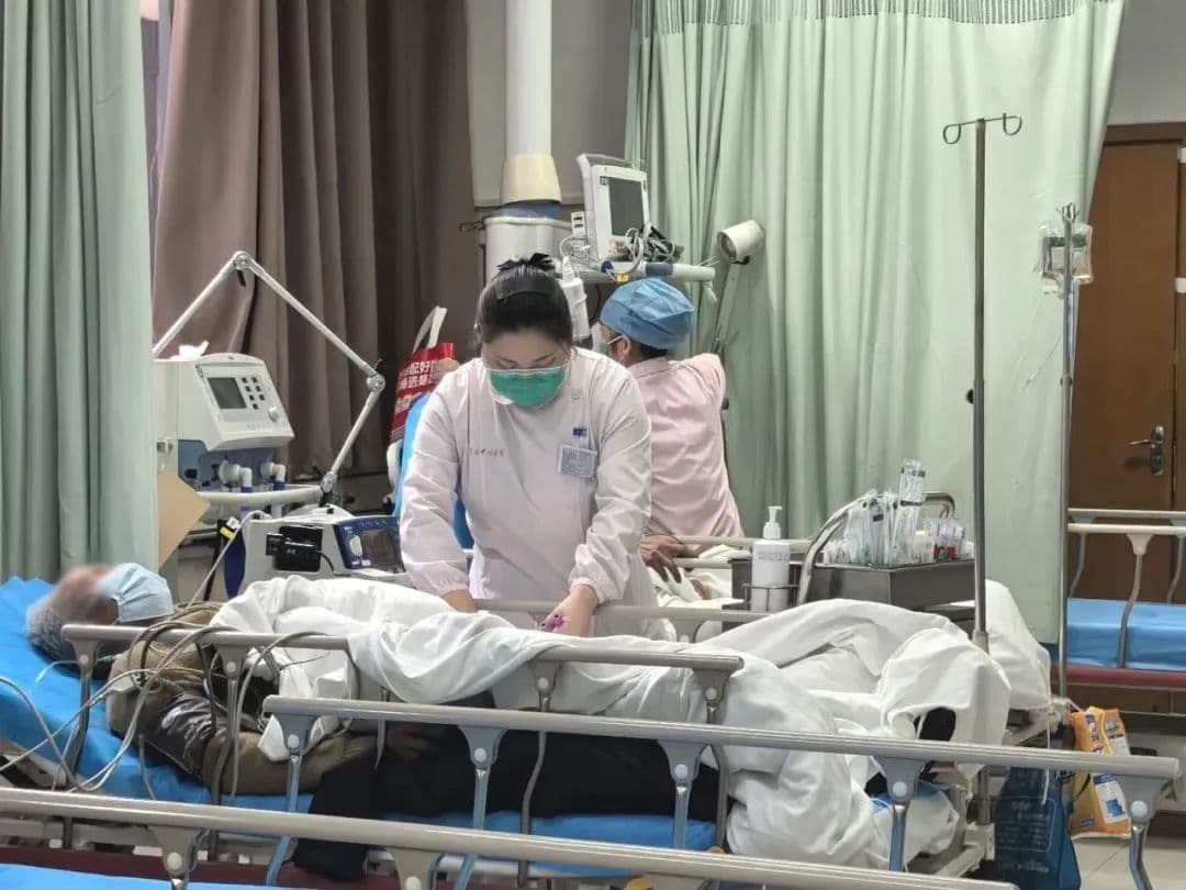 生死边缘的摆渡人：急诊室的故事